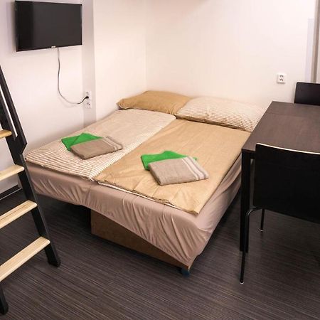 Flying Bed Apartment Close To Prague Castle And Airport Экстерьер фото