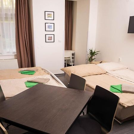 Flying Bed Apartment Close To Prague Castle And Airport Экстерьер фото