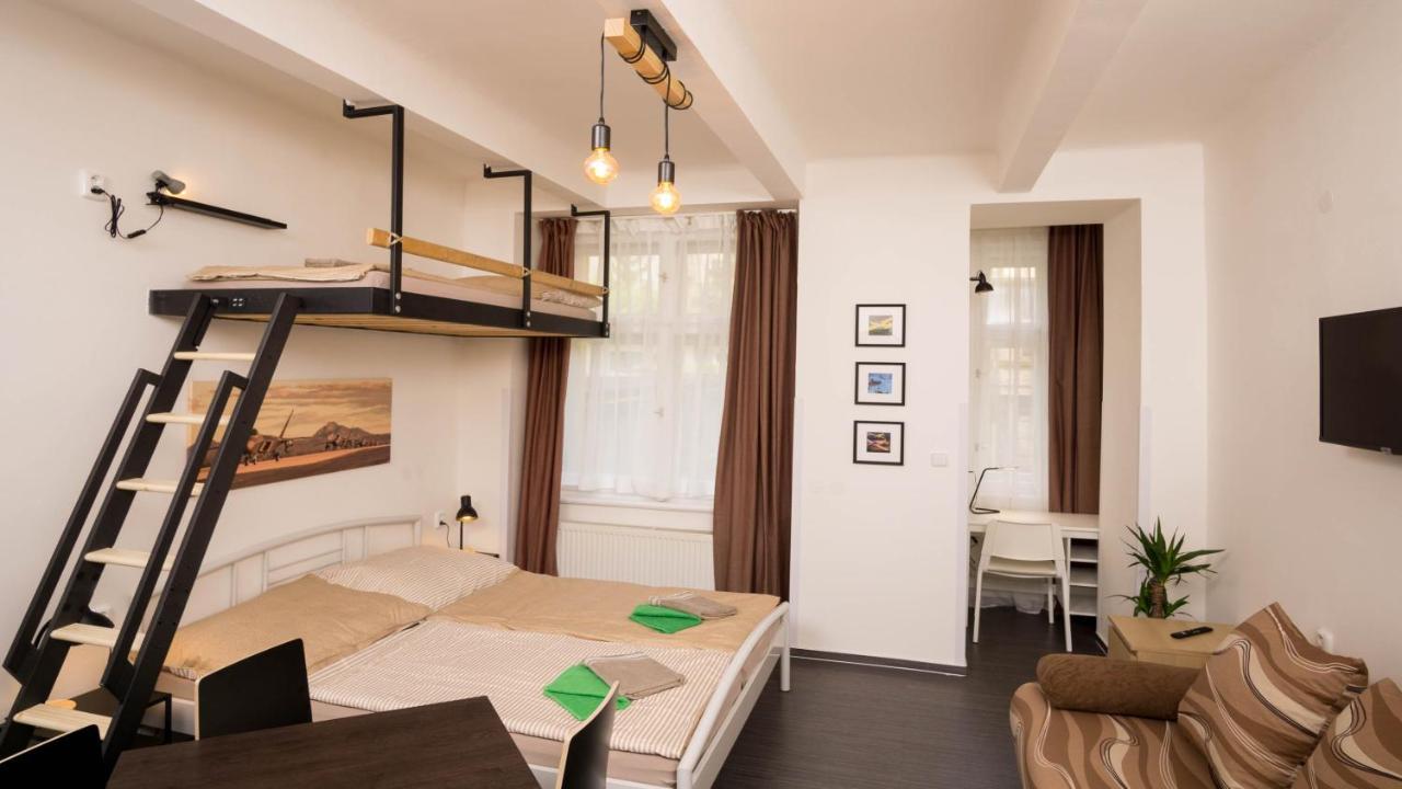 Flying Bed Apartment Close To Prague Castle And Airport Экстерьер фото