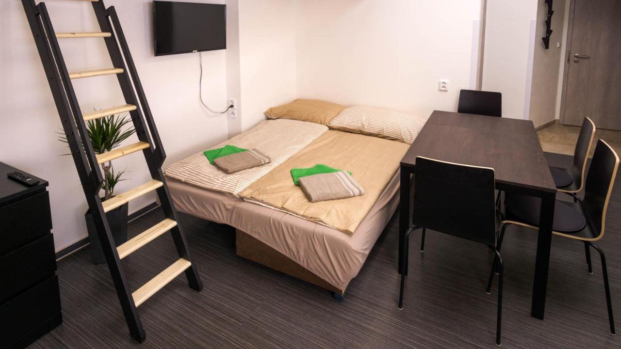 Flying Bed Apartment Close To Prague Castle And Airport Экстерьер фото