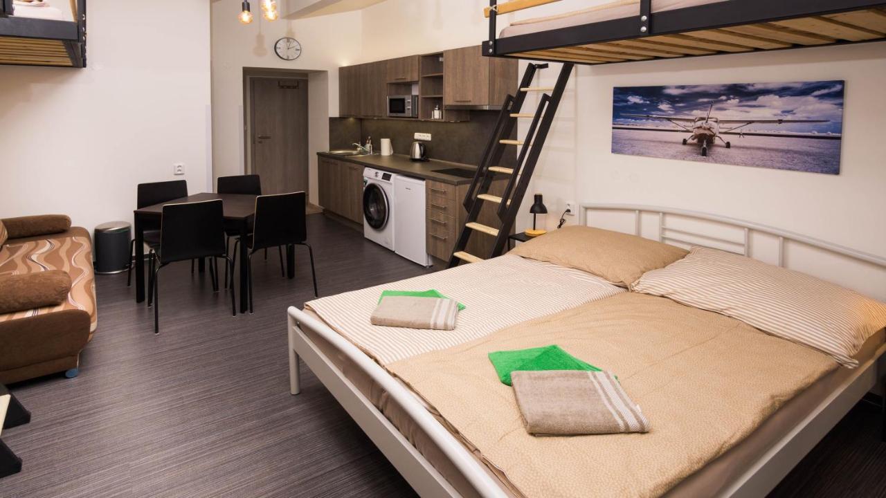 Flying Bed Apartment Close To Prague Castle And Airport Экстерьер фото