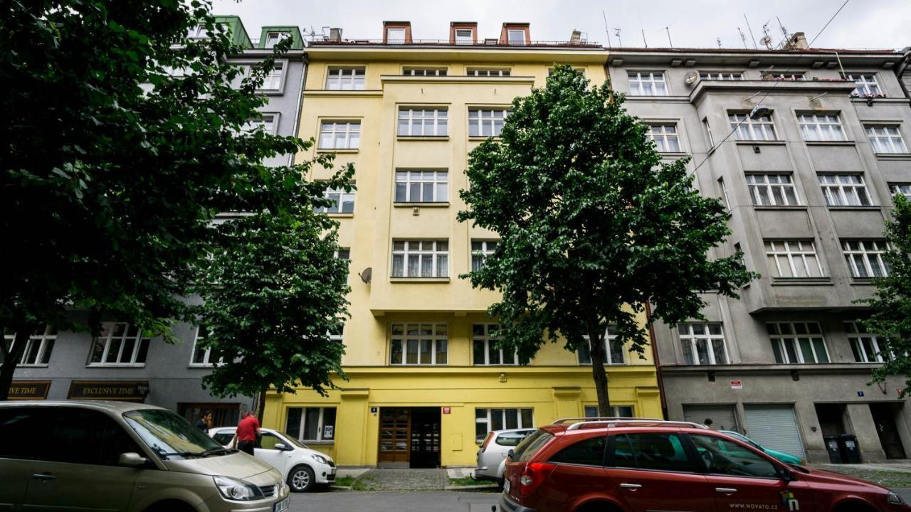 Flying Bed Apartment Close To Prague Castle And Airport Экстерьер фото