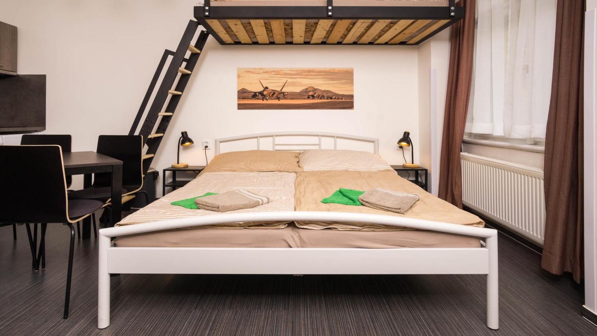 Flying Bed Apartment Close To Prague Castle And Airport Номер фото