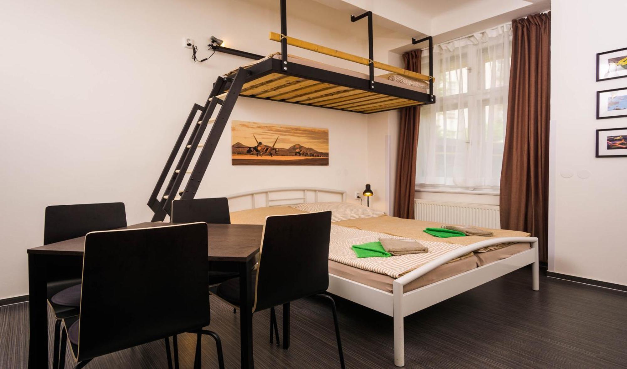 Flying Bed Apartment Close To Prague Castle And Airport Номер фото